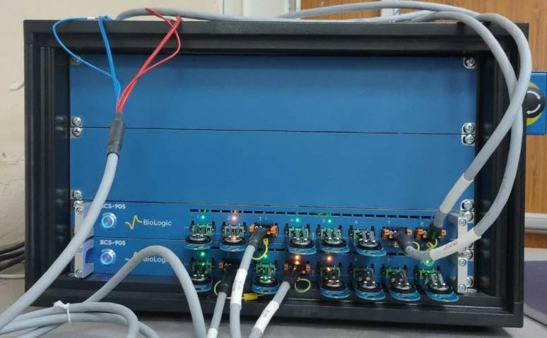 A machine with wires connected to it

AI-generated content may be incorrect.
