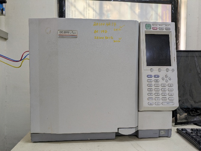 A large white machine with a screen

AI-generated content may be incorrect.